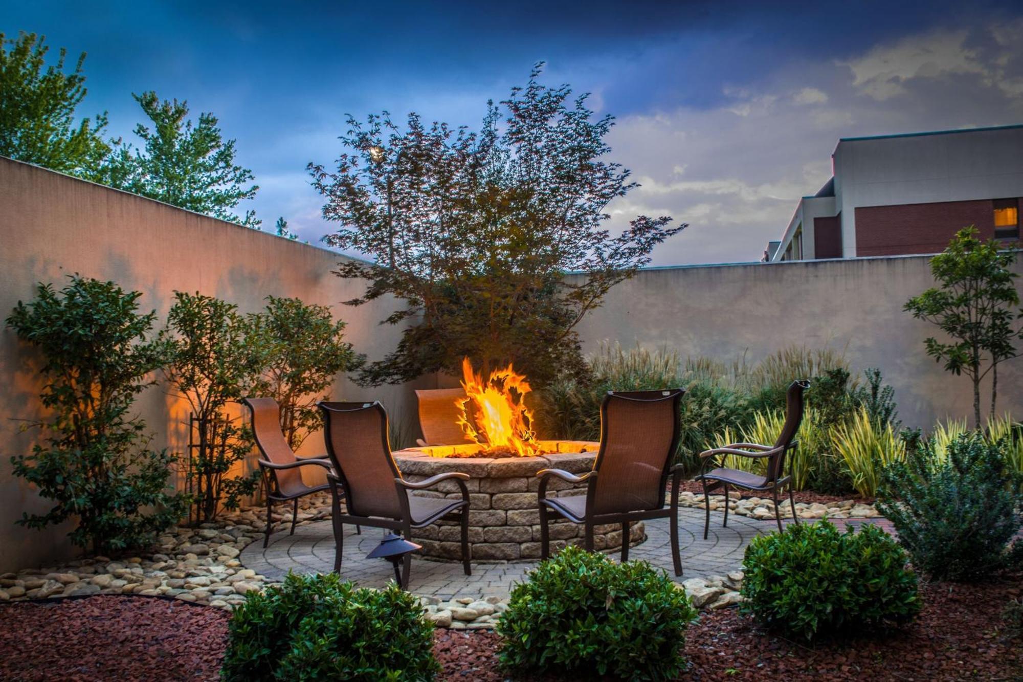 Courtyard Greensboro Airport Bagian luar foto