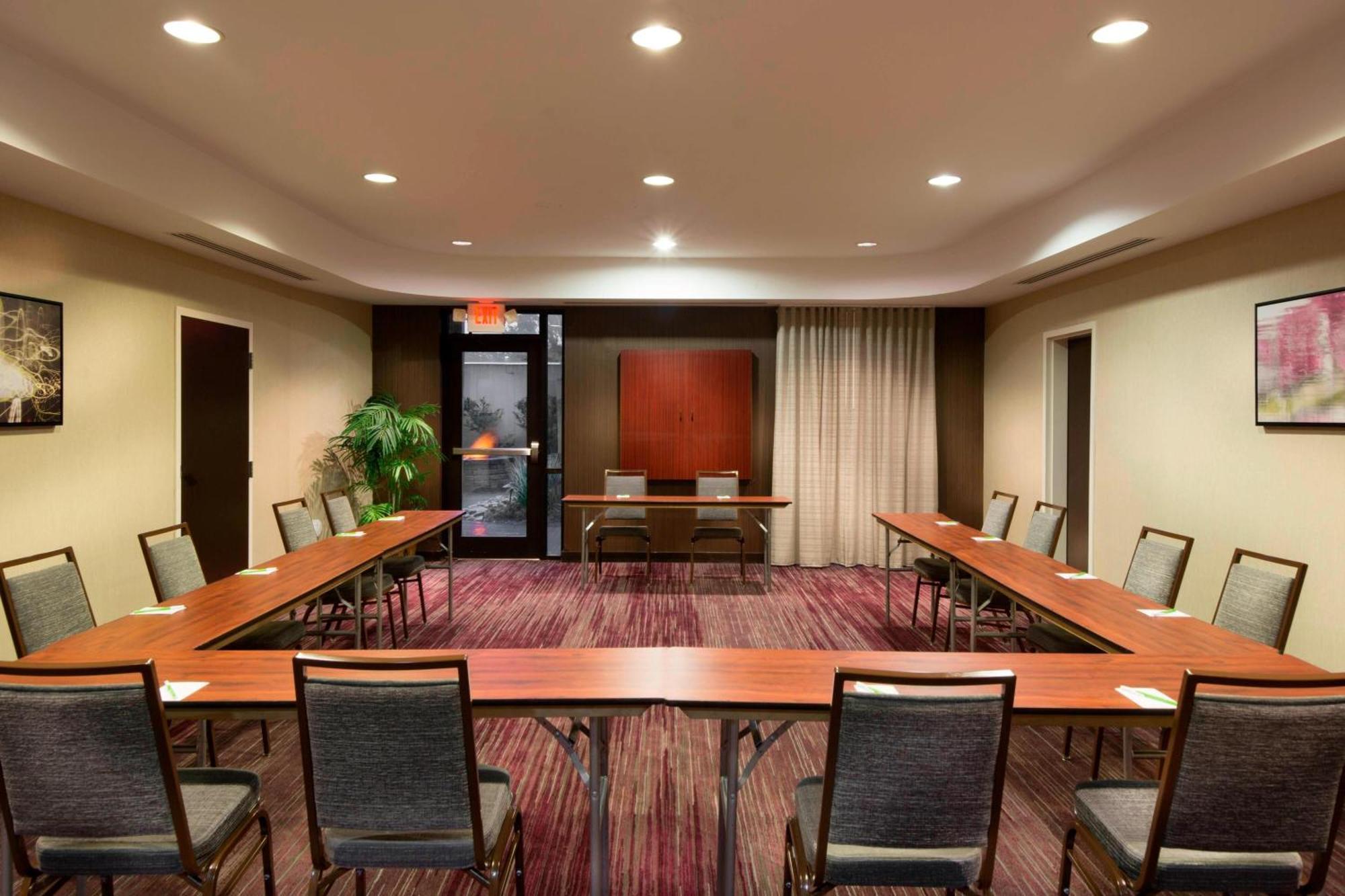Courtyard Greensboro Airport Bagian luar foto