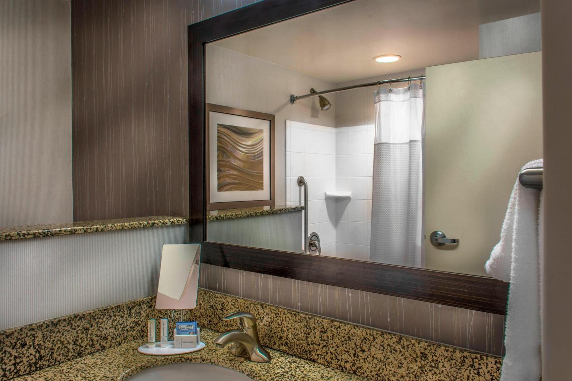 Courtyard Greensboro Airport Bagian luar foto