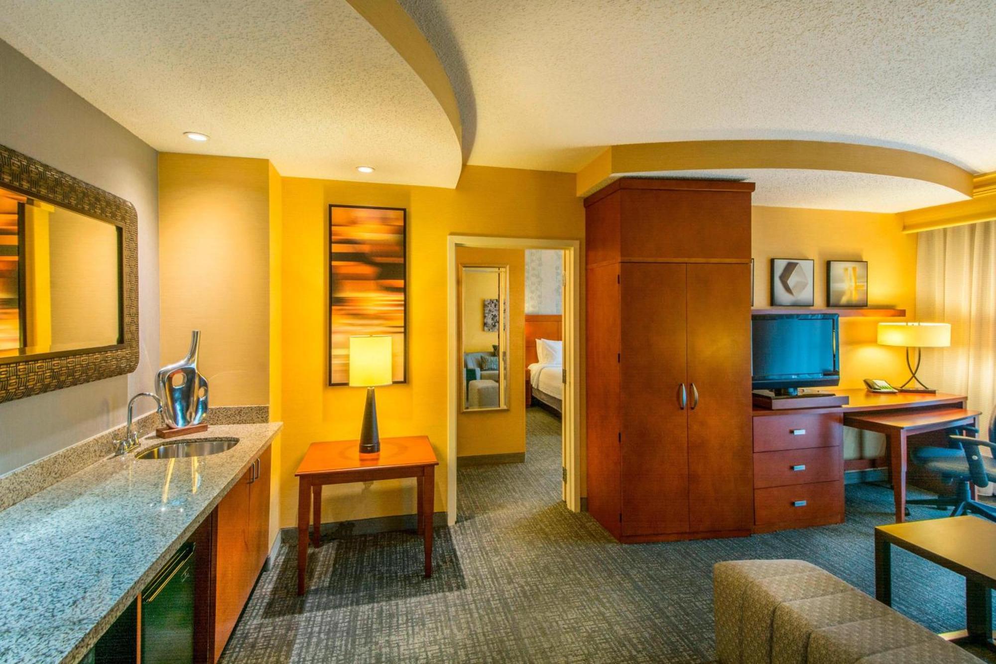 Courtyard Greensboro Airport Bagian luar foto