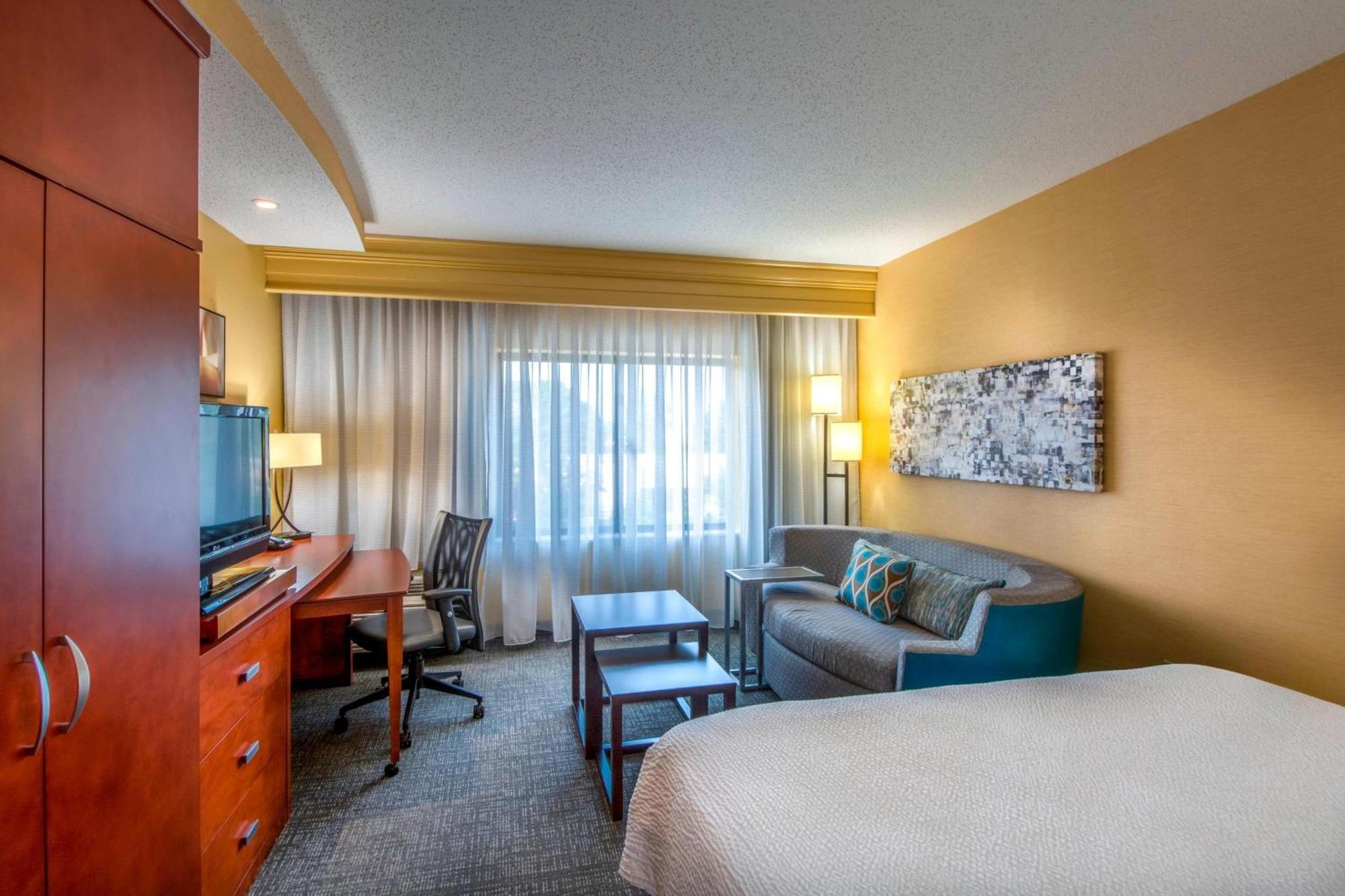 Courtyard Greensboro Airport Bagian luar foto